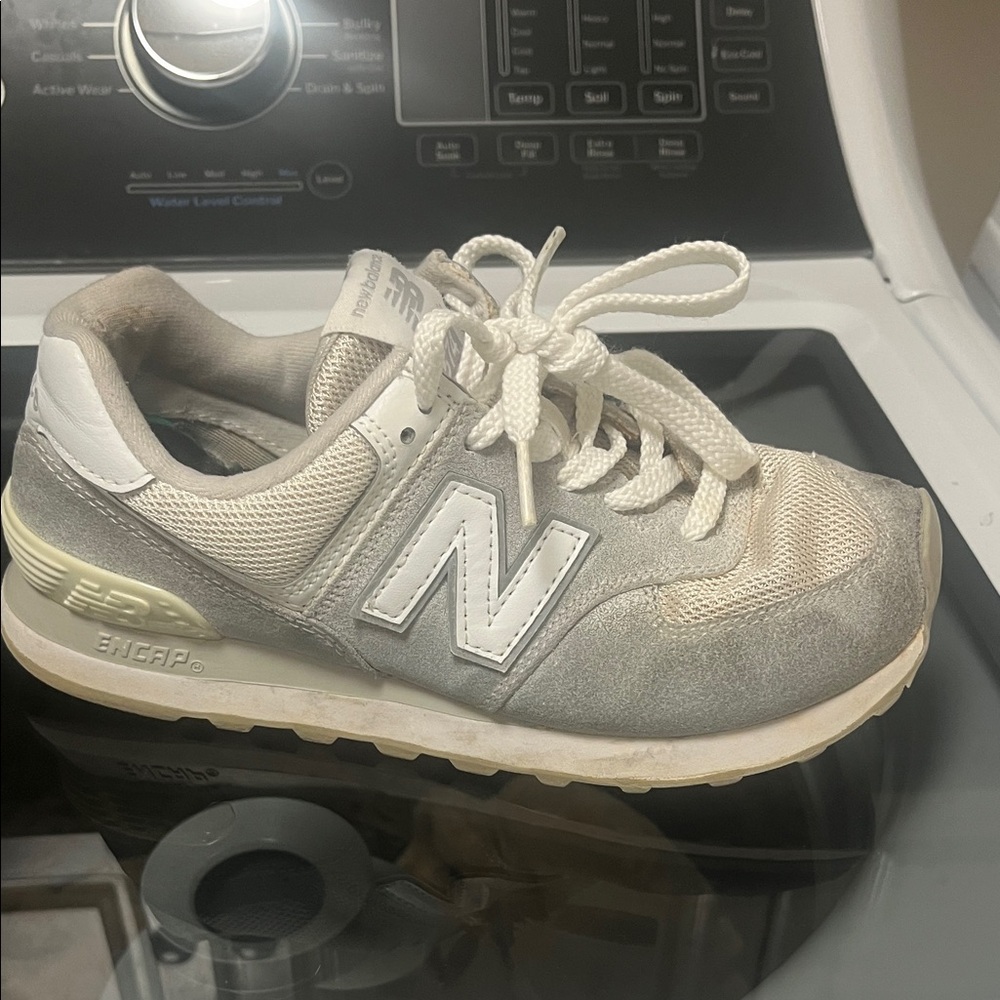 New Balance Women's gray and White Sneakers. Size 7 women. Good condition